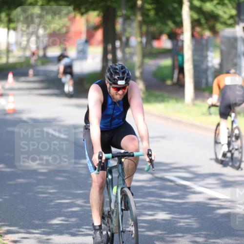 10.08.2025 - GEWOBA Citytriathlon Bremen Yannick Fuchs http://msf.ph/oto/8541128 10.08.2025 10:35:01 Radfahren 21, 129, 147, 181, 241, 379, 393, 404, 413, 445, 461 meine-sportfotos.de