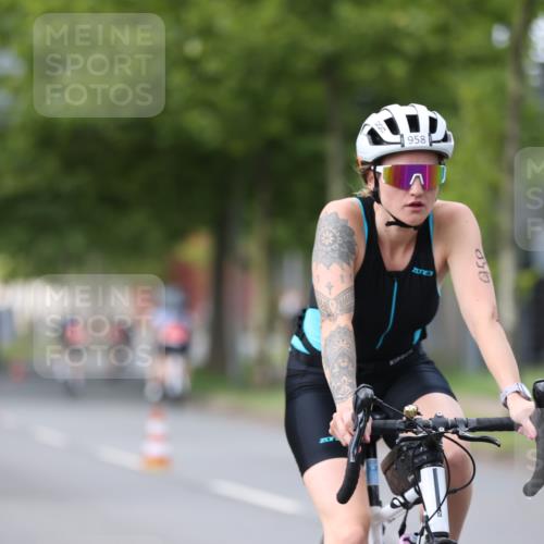 10.08.2025 - GEWOBA Citytriathlon Bremen Yannick Fuchs http://msf.ph/oto/8541132 10.08.2025 12:44:46 Radfahren 586, 607, 638, 716, 786, 800, 809, 819, 958, 1030 meine-sportfotos.de