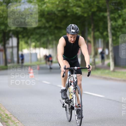 10.08.2025 - GEWOBA Citytriathlon Bremen Yannick Fuchs http://msf.ph/oto/8541136 10.08.2025 12:44:47 Radfahren 607, 638, 716, 786, 800, 809, 819, 958, 1030 meine-sportfotos.de