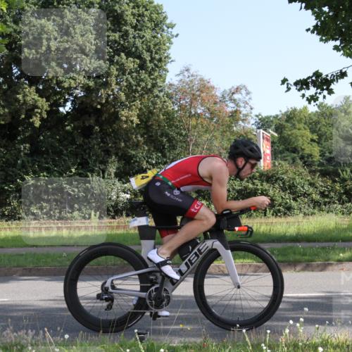 10.08.2025 - GEWOBA Citytriathlon Bremen Yannick Fuchs http://msf.ph/oto/8541170 10.08.2025 10:24:14 Radfahren 374, 398 meine-sportfotos.de