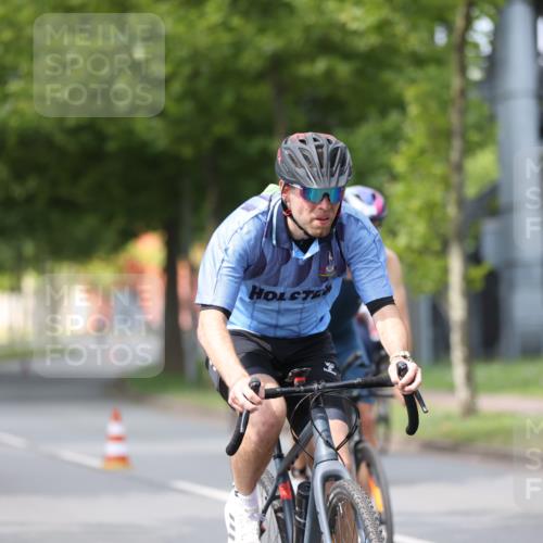 10.08.2025 - GEWOBA Citytriathlon Bremen Yannick Fuchs http://msf.ph/oto/8541177 10.08.2025 12:44:55 Radfahren 607, 638, 647, 716, 727, 786, 809, 816, 958, 1030 meine-sportfotos.de