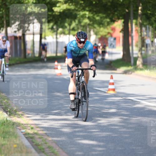 10.08.2025 - GEWOBA Citytriathlon Bremen Yannick Fuchs http://msf.ph/oto/8541217 10.08.2025 10:36:22 Radfahren 99, 117, 159, 231, 373, 378, 397, 401, 450 meine-sportfotos.de