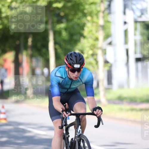 10.08.2025 - GEWOBA Citytriathlon Bremen Yannick Fuchs http://msf.ph/oto/8541222 10.08.2025 10:36:22 Radfahren 99, 117, 159, 231, 373, 378, 397, 401, 450 meine-sportfotos.de