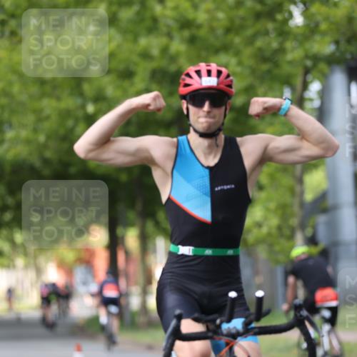 10.08.2025 - GEWOBA Citytriathlon Bremen Yannick Fuchs http://msf.ph/oto/8541229 10.08.2025 12:45:04 Radfahren 633, 638, 647, 712, 716, 727, 786, 808, 816 meine-sportfotos.de