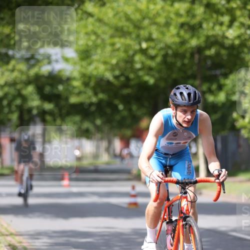 10.08.2025 - GEWOBA Citytriathlon Bremen Yannick Fuchs http://msf.ph/oto/8541266 10.08.2025 12:45:14 Radfahren 633, 647, 712, 727, 808, 816, 828, 851, 946 meine-sportfotos.de