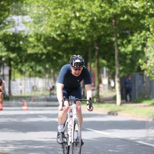 10.08.2025 - GEWOBA Citytriathlon Bremen Yannick Fuchs http://msf.ph/oto/8541275 10.08.2025 12:45:15 Radfahren 633, 647, 712, 808, 816, 828, 851, 946, 1022 meine-sportfotos.de