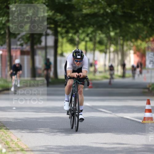 10.08.2025 - GEWOBA Citytriathlon Bremen Yannick Fuchs http://msf.ph/oto/8541316 10.08.2025 12:45:22 Radfahren 633, 676, 712, 724, 808, 828, 851, 946, 1022 meine-sportfotos.de