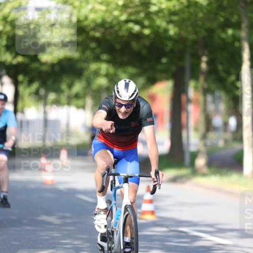 10.08.2025 - GEWOBA Citytriathlon Bremen Yannick Fuchs http://msf.ph/oto/8541412 10.08.2025 10:37:07 Radfahren 85, 381, 464 meine-sportfotos.de
