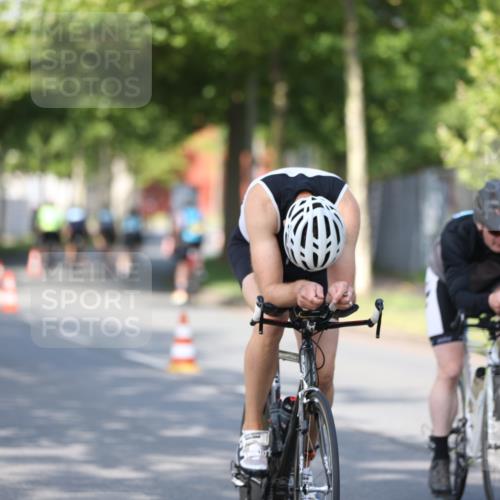 10.08.2025 - GEWOBA Citytriathlon Bremen Yannick Fuchs http://msf.ph/oto/8541545 10.08.2025 10:37:35 Radfahren 33, 49, 75, 121, 123, 145, 219, 375, 455, 485 meine-sportfotos.de