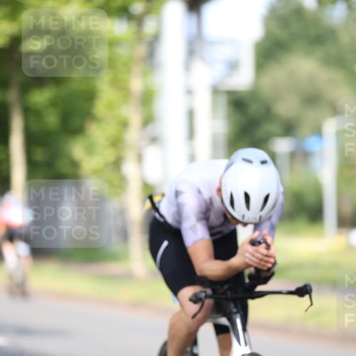 10.08.2025 - GEWOBA Citytriathlon Bremen Yannick Fuchs http://msf.ph/oto/8541609 10.08.2025 10:37:44 Radfahren 33, 49, 69, 75, 123, 219, 375, 402, 458, 474, 485, 501 meine-sportfotos.de