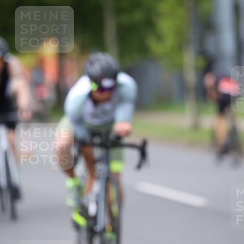 10.08.2025 - GEWOBA Citytriathlon Bremen Yannick Fuchs http://msf.ph/oto/8541940 10.08.2025 12:47:09 Radfahren 573, 583, 622, 640, 659, 675, 733, 751, 760, 769, 792, 875, 960, 968, 981, 1013 meine-sportfotos.de