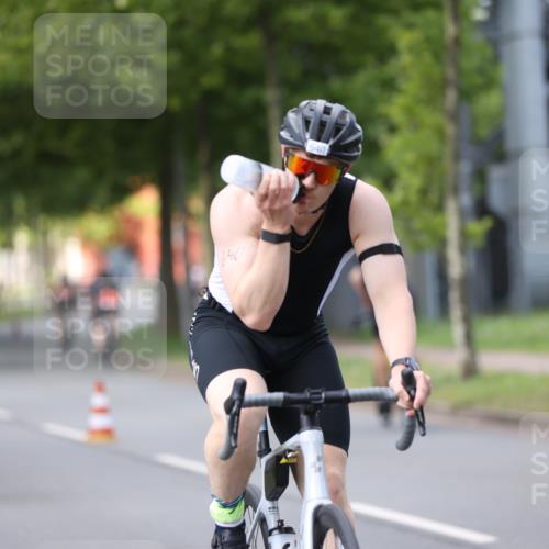 10.08.2025 - GEWOBA Citytriathlon Bremen Yannick Fuchs http://msf.ph/oto/8541947 10.08.2025 12:47:09 Radfahren 573, 583, 622, 640, 659, 675, 733, 751, 760, 769, 792, 875, 960, 968, 981, 1013 meine-sportfotos.de