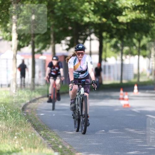 10.08.2025 - GEWOBA Citytriathlon Bremen Yannick Fuchs http://msf.ph/oto/8542048 10.08.2025 10:39:45 Radfahren 59, 77, 87, 95, 143, 185, 193, 201, 209, 221, 374, 435, 436, 453, 496 meine-sportfotos.de