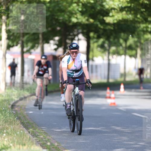 10.08.2025 - GEWOBA Citytriathlon Bremen Yannick Fuchs http://msf.ph/oto/8542051 10.08.2025 10:39:45 Radfahren 59, 77, 87, 95, 143, 185, 193, 201, 209, 221, 374, 435, 436, 453, 496 meine-sportfotos.de