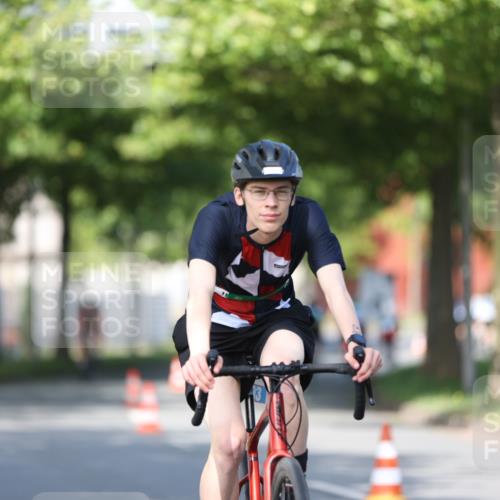 10.08.2025 - GEWOBA Citytriathlon Bremen Yannick Fuchs http://msf.ph/oto/8542077 10.08.2025 10:39:48 Radfahren 55, 57, 59, 77, 87, 95, 143, 193, 201, 209, 221, 374, 398, 435, 436, 496 meine-sportfotos.de