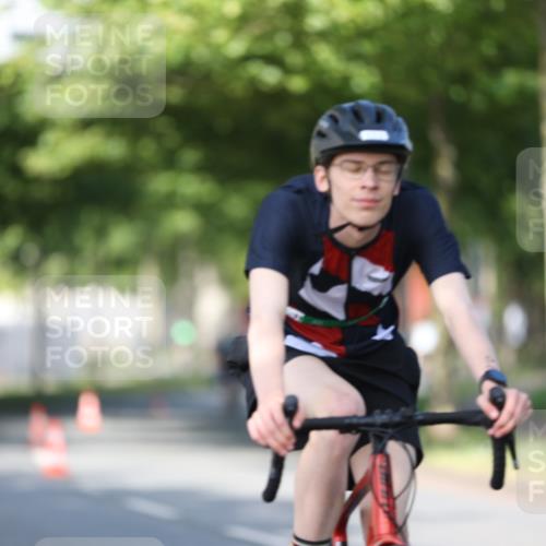 10.08.2025 - GEWOBA Citytriathlon Bremen Yannick Fuchs http://msf.ph/oto/8542085 10.08.2025 10:39:48 Radfahren 55, 57, 59, 77, 87, 95, 143, 193, 201, 209, 221, 374, 398, 435, 436, 496 meine-sportfotos.de