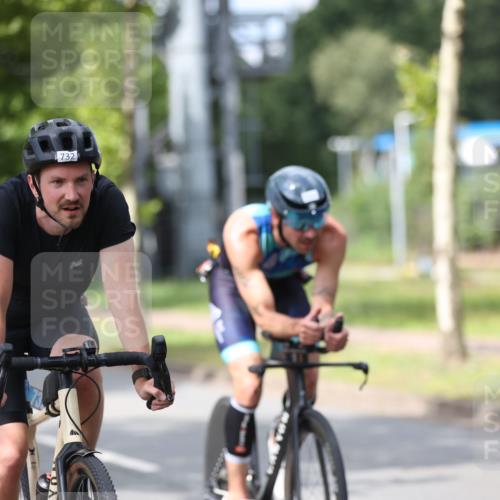 10.08.2025 - GEWOBA Citytriathlon Bremen Yannick Fuchs http://msf.ph/oto/8542127 10.08.2025 12:47:27 Radfahren 573, 645, 654, 675, 732, 751, 753, 792, 981, 1013 meine-sportfotos.de
