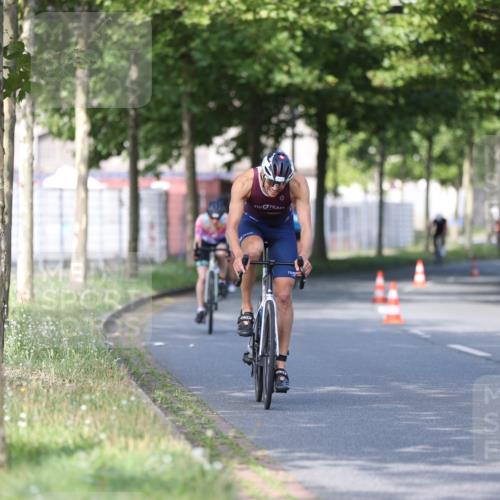 10.08.2025 - GEWOBA Citytriathlon Bremen Yannick Fuchs http://msf.ph/oto/8542149 10.08.2025 10:39:58 Radfahren 55, 57, 61, 77, 79, 91, 143, 193, 227, 398, 496 meine-sportfotos.de