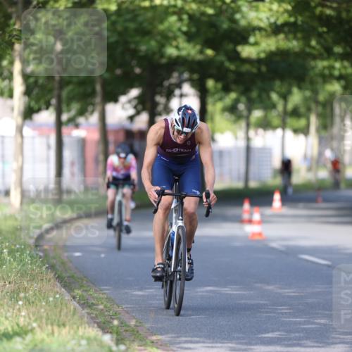 10.08.2025 - GEWOBA Citytriathlon Bremen Yannick Fuchs http://msf.ph/oto/8542153 10.08.2025 10:39:58 Radfahren 55, 57, 61, 77, 79, 91, 143, 193, 227, 398, 496 meine-sportfotos.de