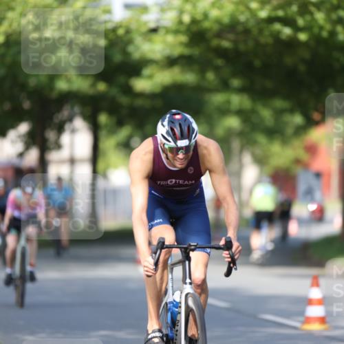 10.08.2025 - GEWOBA Citytriathlon Bremen Yannick Fuchs http://msf.ph/oto/8542155 10.08.2025 10:39:58 Radfahren 55, 57, 61, 77, 79, 91, 143, 193, 227, 398, 496 meine-sportfotos.de