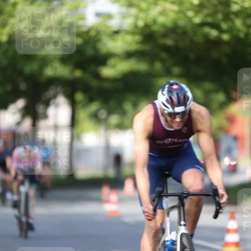 10.08.2025 - GEWOBA Citytriathlon Bremen Yannick Fuchs http://msf.ph/oto/8542160 10.08.2025 10:39:59 Radfahren 55, 57, 61, 77, 79, 91, 143, 227, 398, 496 meine-sportfotos.de