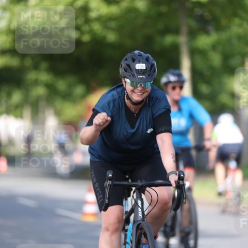 10.08.2025 - GEWOBA Citytriathlon Bremen Yannick Fuchs http://msf.ph/oto/8542197 10.08.2025 10:40:04 Radfahren 55, 57, 61, 77, 79, 91, 135, 143, 197, 227, 398, 496 meine-sportfotos.de