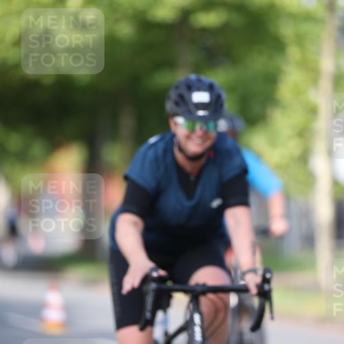 10.08.2025 - GEWOBA Citytriathlon Bremen Yannick Fuchs http://msf.ph/oto/8542200 10.08.2025 10:40:04 Radfahren 55, 57, 61, 77, 79, 91, 135, 143, 197, 227, 398, 496 meine-sportfotos.de