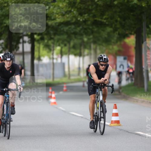 10.08.2025 - GEWOBA Citytriathlon Bremen Yannick Fuchs http://msf.ph/oto/8542373 10.08.2025 12:48:00 Radfahren 587, 590, 656, 679, 767, 884, 916, 927, 941, 943 meine-sportfotos.de