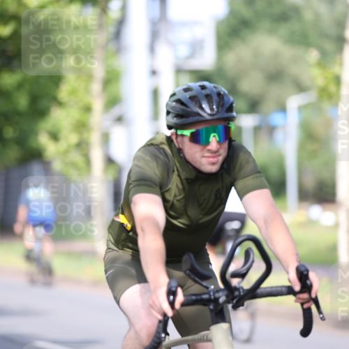 10.08.2025 - GEWOBA Citytriathlon Bremen Yannick Fuchs http://msf.ph/oto/8542387 10.08.2025 10:40:32 Radfahren 1, 23, 39, 47, 65, 125, 229, 368, 505 meine-sportfotos.de