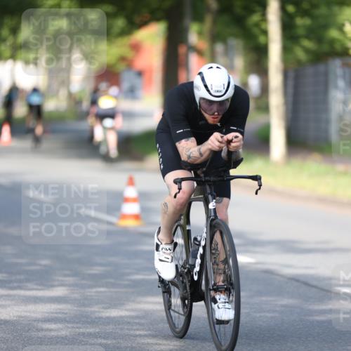 10.08.2025 - GEWOBA Citytriathlon Bremen Yannick Fuchs http://msf.ph/oto/8542396 10.08.2025 10:40:37 Radfahren 23, 39, 65, 67, 125, 141, 229, 368, 505 meine-sportfotos.de