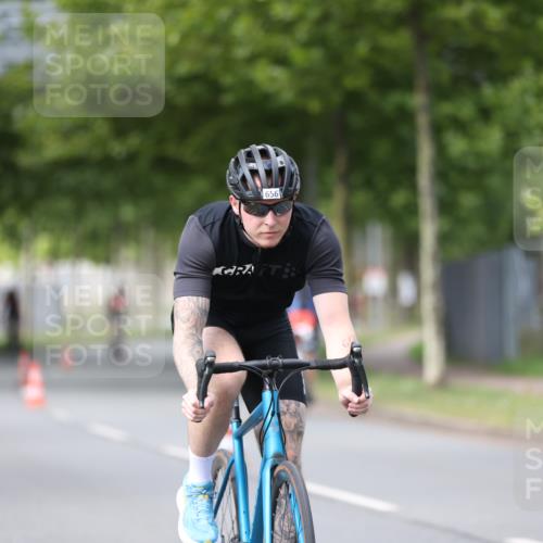 10.08.2025 - GEWOBA Citytriathlon Bremen Yannick Fuchs http://msf.ph/oto/8542430 10.08.2025 12:48:06 Radfahren 656, 679, 699, 767, 927, 941 meine-sportfotos.de