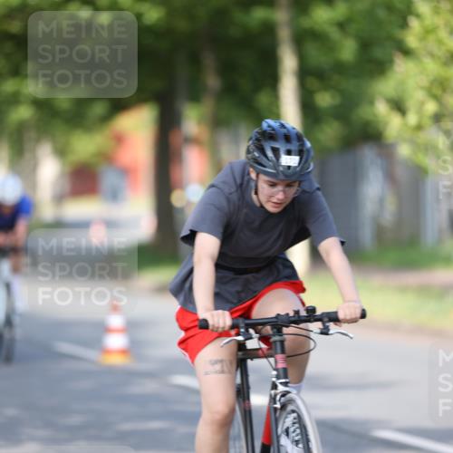 10.08.2025 - GEWOBA Citytriathlon Bremen Yannick Fuchs http://msf.ph/oto/8542434 10.08.2025 10:40:46 Radfahren 23, 67, 73, 141, 368, 431, 505 meine-sportfotos.de