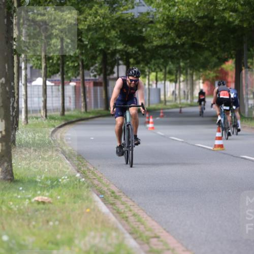 10.08.2025 - GEWOBA Citytriathlon Bremen Yannick Fuchs http://msf.ph/oto/8542463 10.08.2025 12:48:14 Radfahren 656, 699, 767, 927 meine-sportfotos.de