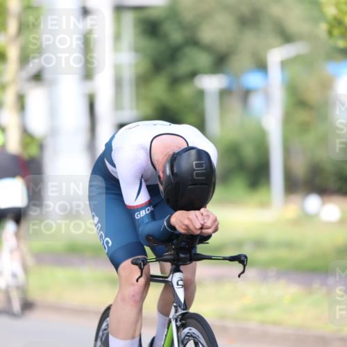 10.08.2025 - GEWOBA Citytriathlon Bremen Yannick Fuchs http://msf.ph/oto/8542512 10.08.2025 10:41:02 Radfahren 37, 67, 73, 139, 153, 203, 237, 369, 431 meine-sportfotos.de