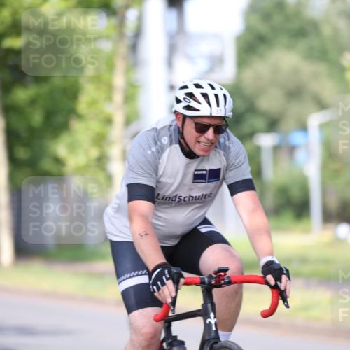 10.08.2025 - GEWOBA Citytriathlon Bremen Yannick Fuchs http://msf.ph/oto/8542559 10.08.2025 10:41:07 Radfahren 37, 73, 139, 153, 203, 237, 369 meine-sportfotos.de