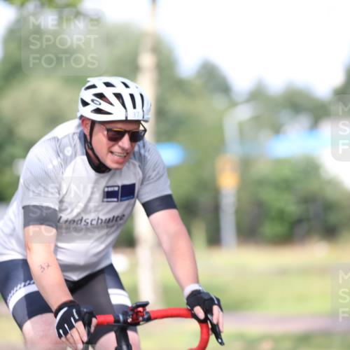 10.08.2025 - GEWOBA Citytriathlon Bremen Yannick Fuchs http://msf.ph/oto/8542562 10.08.2025 10:41:07 Radfahren 37, 73, 139, 153, 203, 237, 369 meine-sportfotos.de