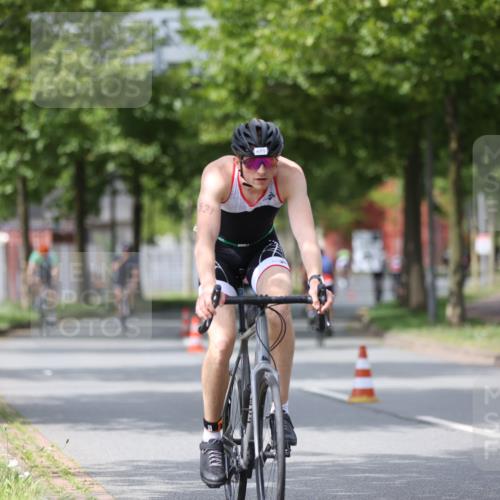 10.08.2025 - GEWOBA Citytriathlon Bremen Yannick Fuchs http://msf.ph/oto/8542670 10.08.2025 12:48:51 Radfahren 564, 578, 616, 621, 627, 630, 641, 649, 655, 657, 682, 687, 717, 788, 793, 857, 863, 876, 897, 932, 1010 meine-sportfotos.de