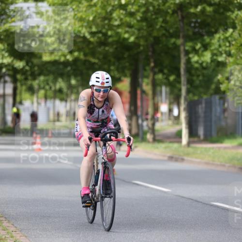 10.08.2025 - GEWOBA Citytriathlon Bremen Yannick Fuchs http://msf.ph/oto/8542867 10.08.2025 12:49:23 Radfahren 560, 593, 702, 774, 806, 840, 841, 888, 942 meine-sportfotos.de