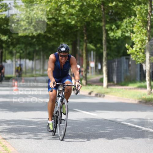 10.08.2025 - GEWOBA Citytriathlon Bremen Yannick Fuchs http://msf.ph/oto/8542964 10.08.2025 12:49:39 Radfahren 560, 637, 648, 666, 688, 689, 702, 715, 774, 841, 856, 873, 888, 922 meine-sportfotos.de