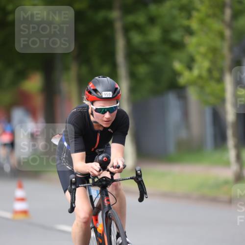 10.08.2025 - GEWOBA Citytriathlon Bremen Yannick Fuchs http://msf.ph/oto/8543155 10.08.2025 12:50:00 Radfahren 552, 648, 688, 692, 722, 741, 838, 856, 935, 959 meine-sportfotos.de