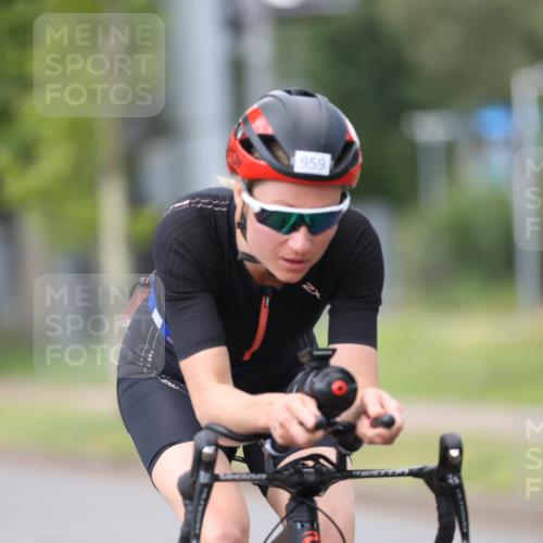 10.08.2025 - GEWOBA Citytriathlon Bremen Yannick Fuchs http://msf.ph/oto/8543165 10.08.2025 12:50:00 Radfahren 552, 648, 688, 692, 722, 741, 838, 856, 935, 959 meine-sportfotos.de
