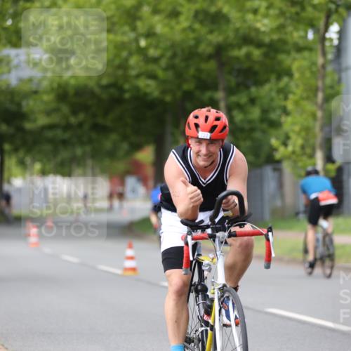 10.08.2025 - GEWOBA Citytriathlon Bremen Yannick Fuchs http://msf.ph/oto/8543198 10.08.2025 12:50:07 Radfahren 643, 722, 741, 752, 838, 852, 935, 959 meine-sportfotos.de