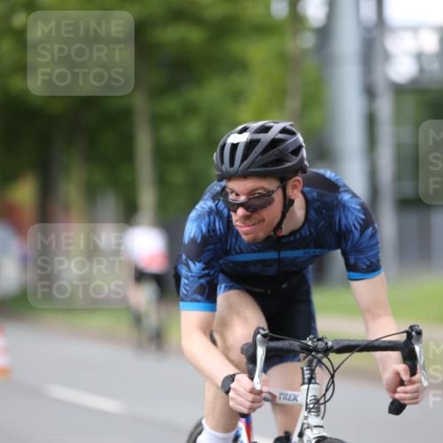 10.08.2025 - GEWOBA Citytriathlon Bremen Yannick Fuchs http://msf.ph/oto/8543245 10.08.2025 12:50:15 Radfahren 643, 722, 752, 820, 838, 852, 867, 935 meine-sportfotos.de