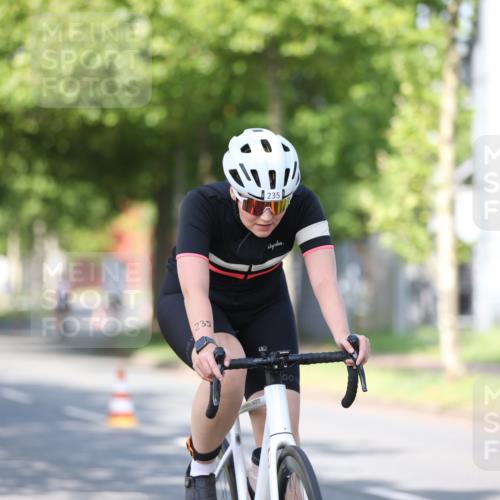 10.08.2025 - GEWOBA Citytriathlon Bremen Yannick Fuchs http://msf.ph/oto/8543288 10.08.2025 10:44:33 Radfahren 235, 351, 465, 511 meine-sportfotos.de