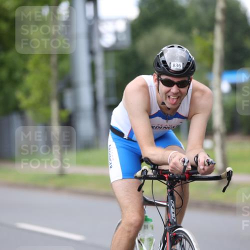 10.08.2025 - GEWOBA Citytriathlon Bremen Yannick Fuchs http://msf.ph/oto/8543365 10.08.2025 12:50:35 Radfahren 553, 584, 626, 735, 770, 824, 836, 859, 867, 914, 1016 meine-sportfotos.de