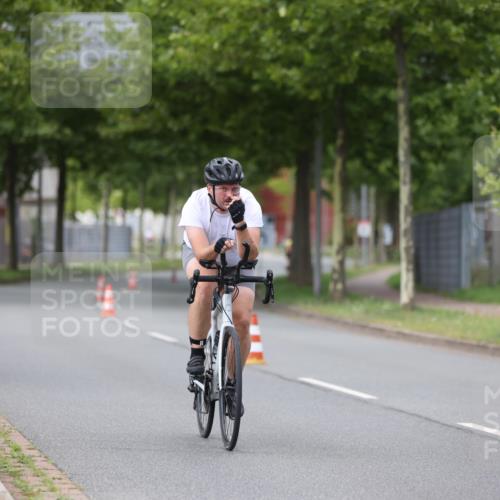 10.08.2025 - GEWOBA Citytriathlon Bremen Yannick Fuchs http://msf.ph/oto/8543401 10.08.2025 12:50:40 Radfahren 553, 584, 626, 735, 770, 824, 836, 859, 867, 914, 937, 1016 meine-sportfotos.de
