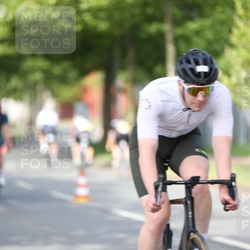10.08.2025 - GEWOBA Citytriathlon Bremen Yannick Fuchs http://msf.ph/oto/8543402 10.08.2025 10:49:12 Radfahren 81, 105, 151, 213, 245, 387, 407, 420, 430 meine-sportfotos.de
