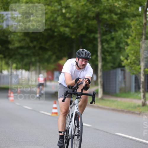 10.08.2025 - GEWOBA Citytriathlon Bremen Yannick Fuchs http://msf.ph/oto/8543407 10.08.2025 12:50:41 Radfahren 553, 584, 626, 735, 770, 824, 836, 859, 914, 937, 1016 meine-sportfotos.de