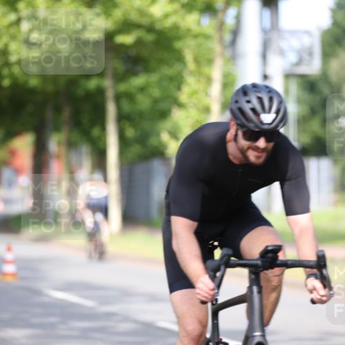 10.08.2025 - GEWOBA Citytriathlon Bremen Yannick Fuchs http://msf.ph/oto/8543463 10.08.2025 10:49:24 Radfahren 81, 105, 151, 245, 387, 405, 407, 420, 430 meine-sportfotos.de