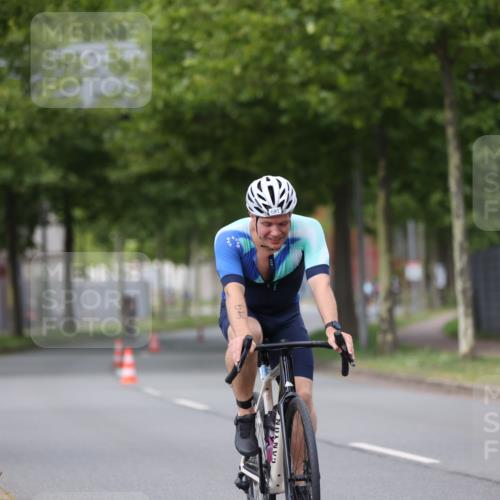 10.08.2025 - GEWOBA Citytriathlon Bremen Yannick Fuchs http://msf.ph/oto/8543486 10.08.2025 12:51:03 Radfahren 551, 681, 719, 768, 776, 894, 924, 937 meine-sportfotos.de